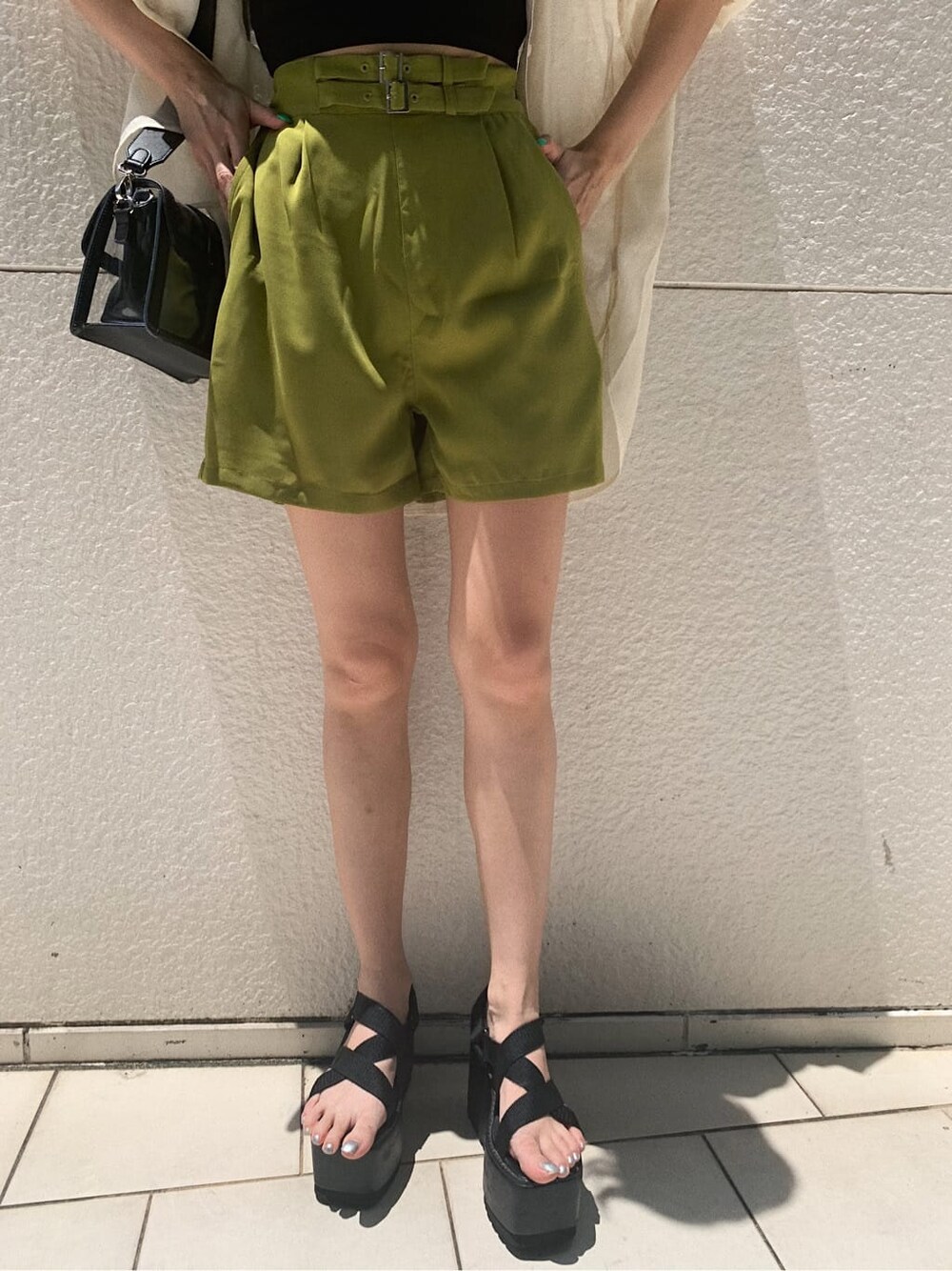 ホワイト系のシャツ/ブラウス、ブラック系のサンダル、グリーン系のその他パンツを着用したレディースの夏コーディネートの9枚目の写真