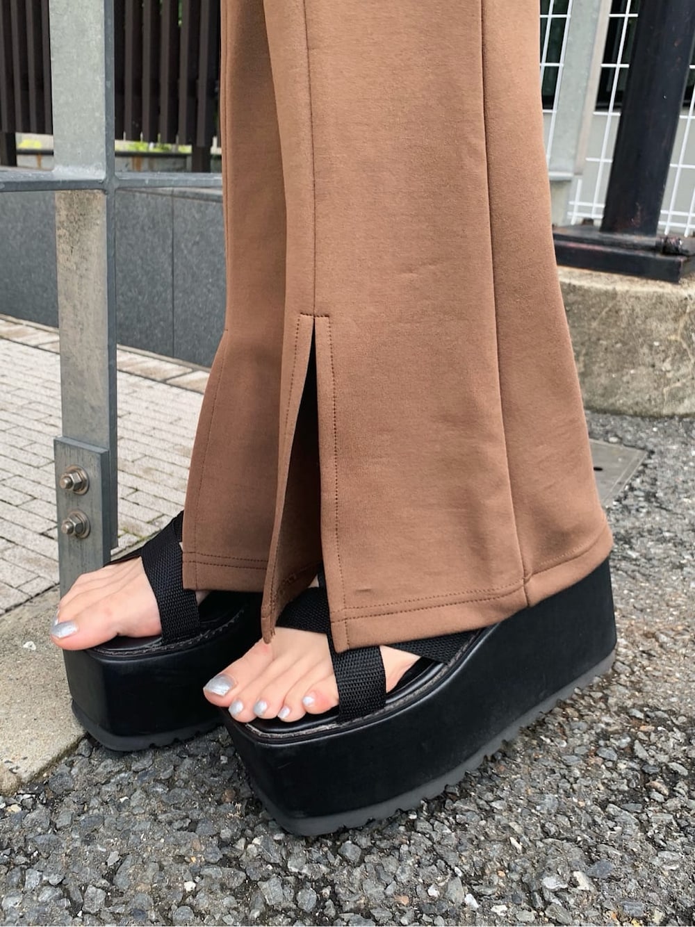 ブラック系のサンダル、ホワイト系のTシャツ/カットソー、ブラック系のベルトを着用したレディースの夏コーディネートの8枚目の写真