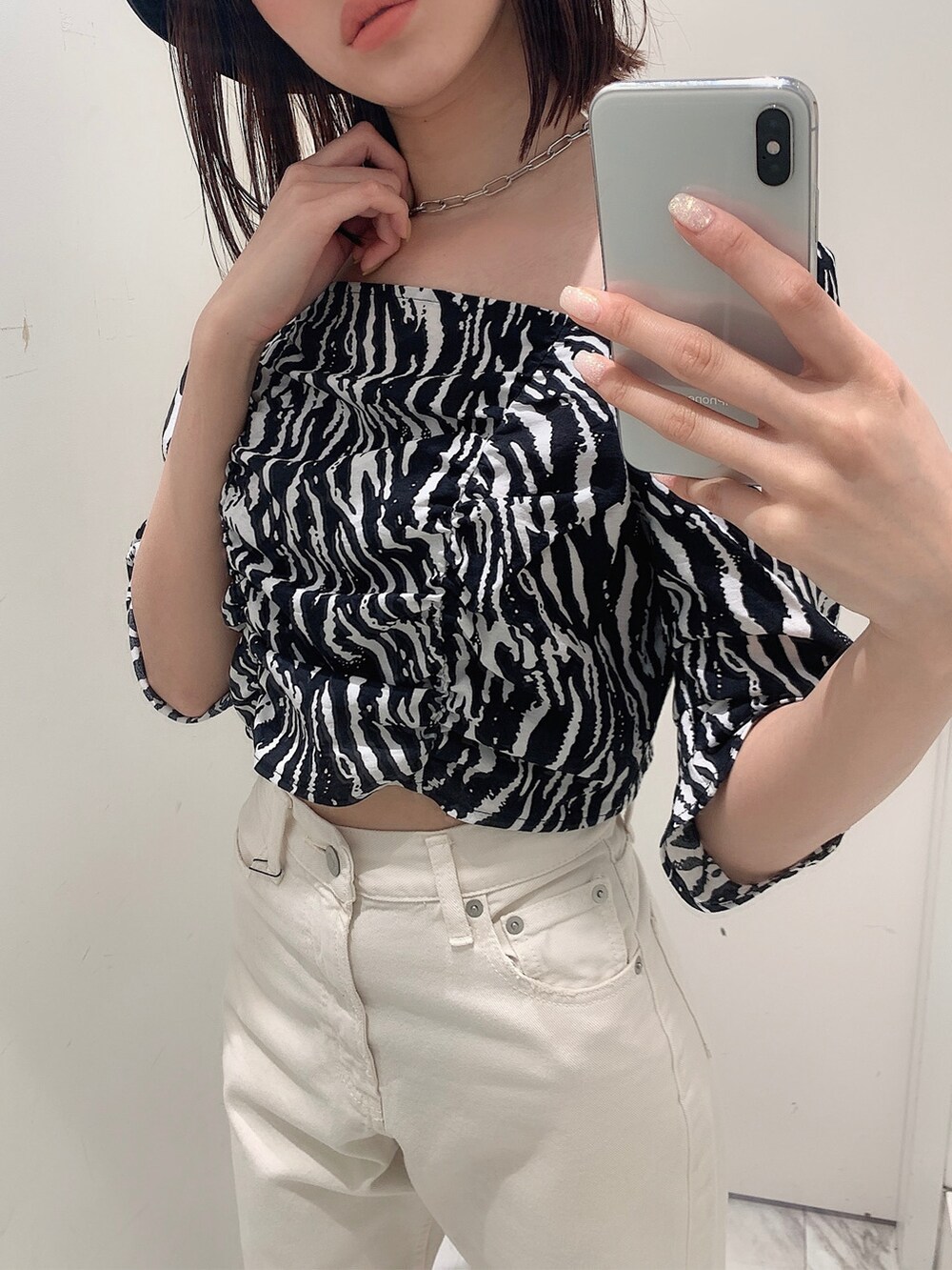 その他のシャツ/ブラウス、ホワイト系のデニムパンツを着用したレディースの春コーディネートの2枚目の写真