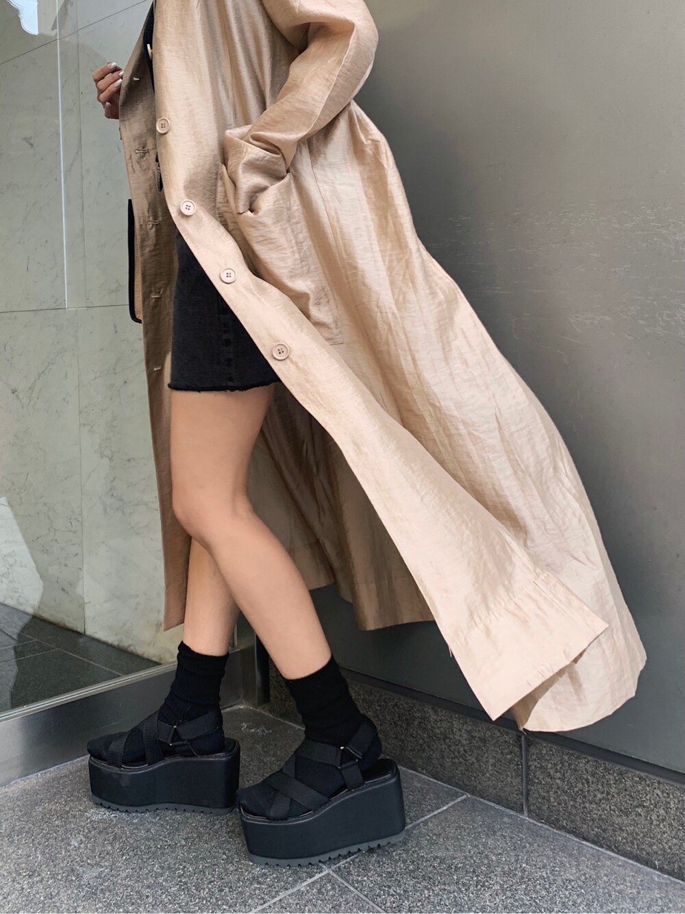 ベージュ系のその他アウター、ブラック系のサンダル、ブラック系のタンクトップを着用したレディースの春コーディネートの2枚目の写真