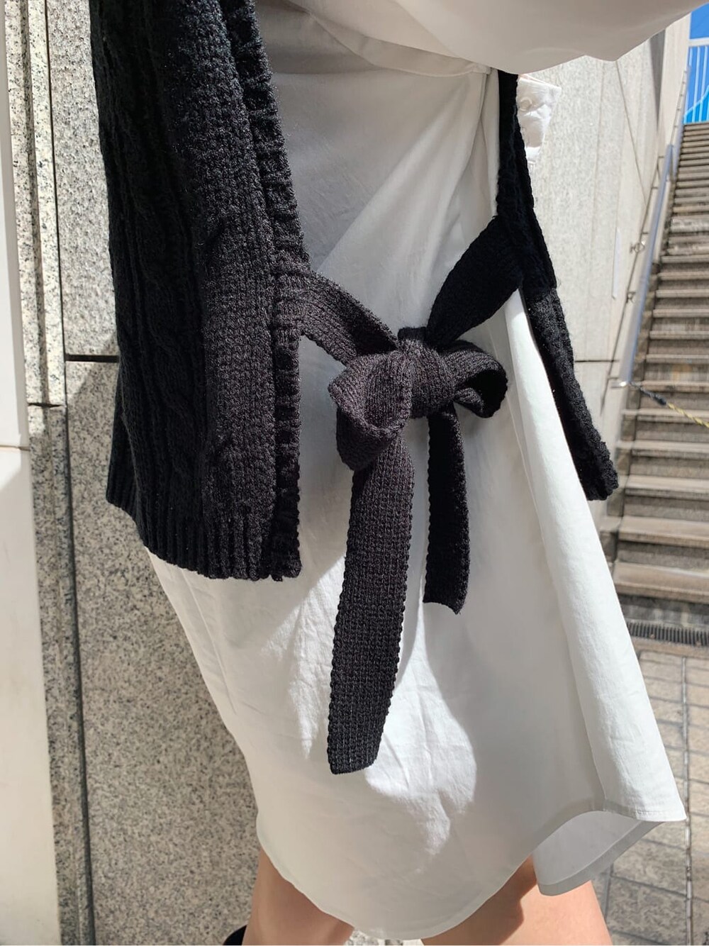 その他のショルダーバッグ、ホワイト系のシャツ/ブラウス、ブラック系のニット/セーターを着用したレディースの秋コーディネートの4枚目の写真