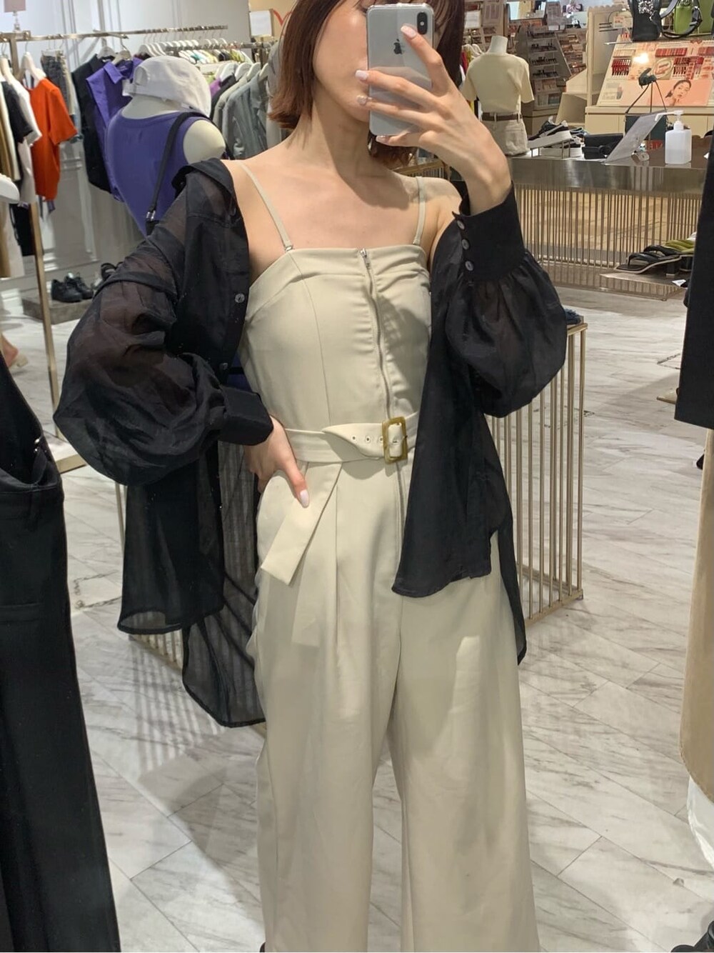 ホワイト系のサロペット/オーバーオール、ブラック系のサンダル、ブラック系のシャツ/ブラウスを着用したレディースの夏コーディネートの5枚目の写真