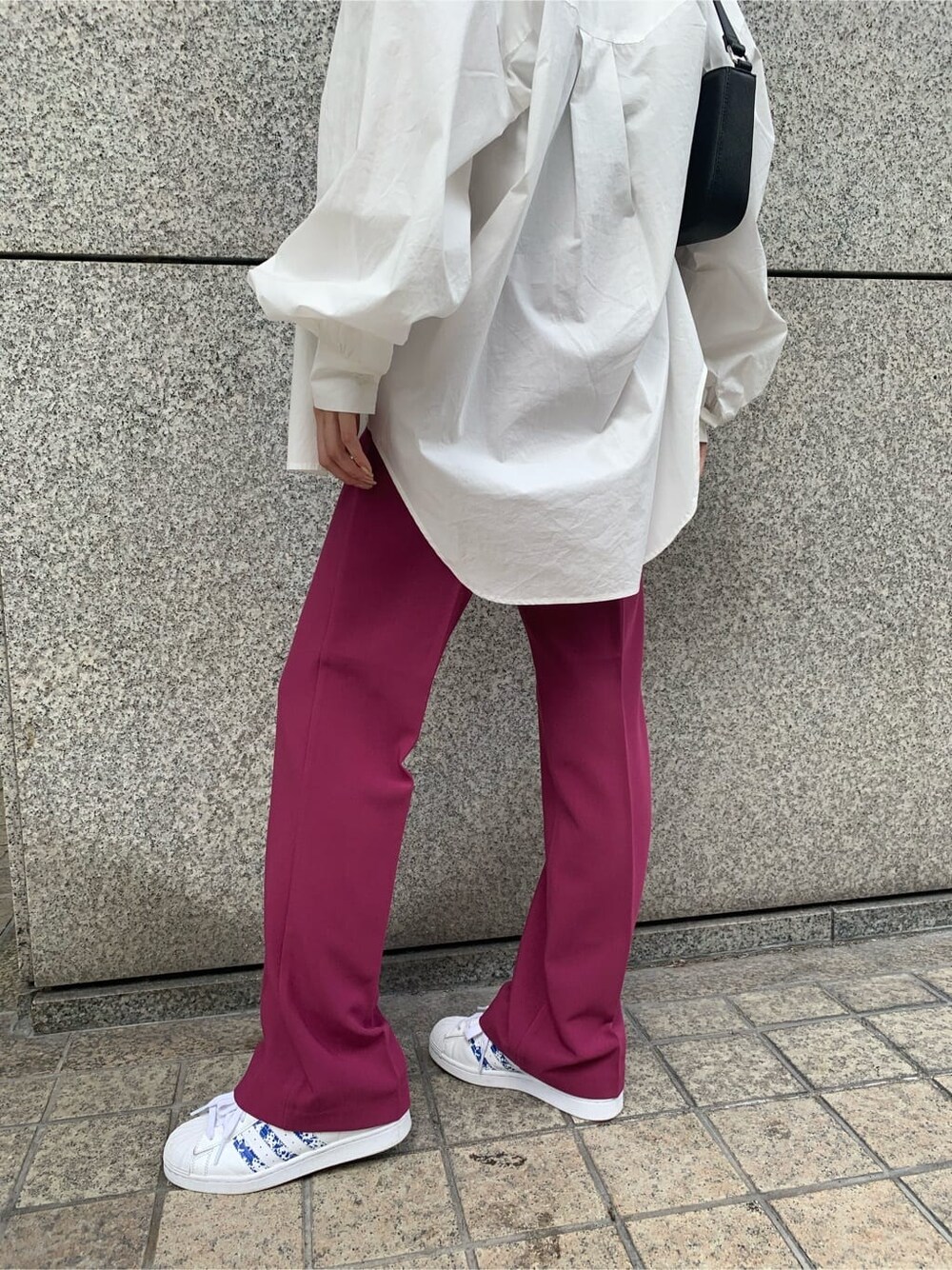 ブラック系のキャミソール、ブラック系のショルダーバッグ、ピンク系のその他パンツを着用したレディースの夏コーディネートの8枚目の写真