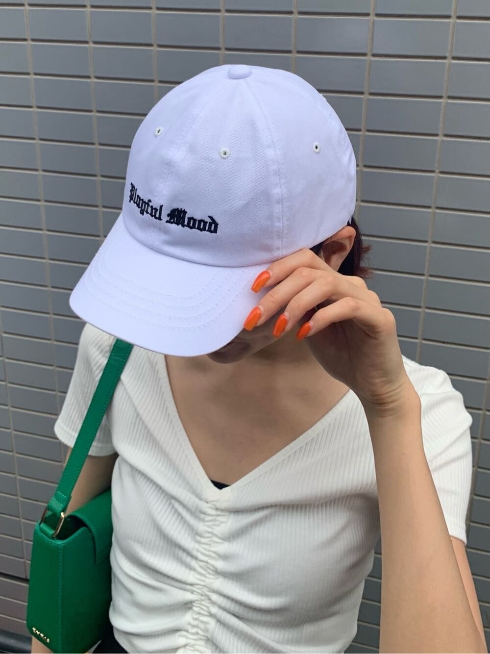 ブラック系のスカート、ブラック系のブーツ、グリーン系のショルダーバッグを着用したレディースの夏コーディネートの10枚目の写真