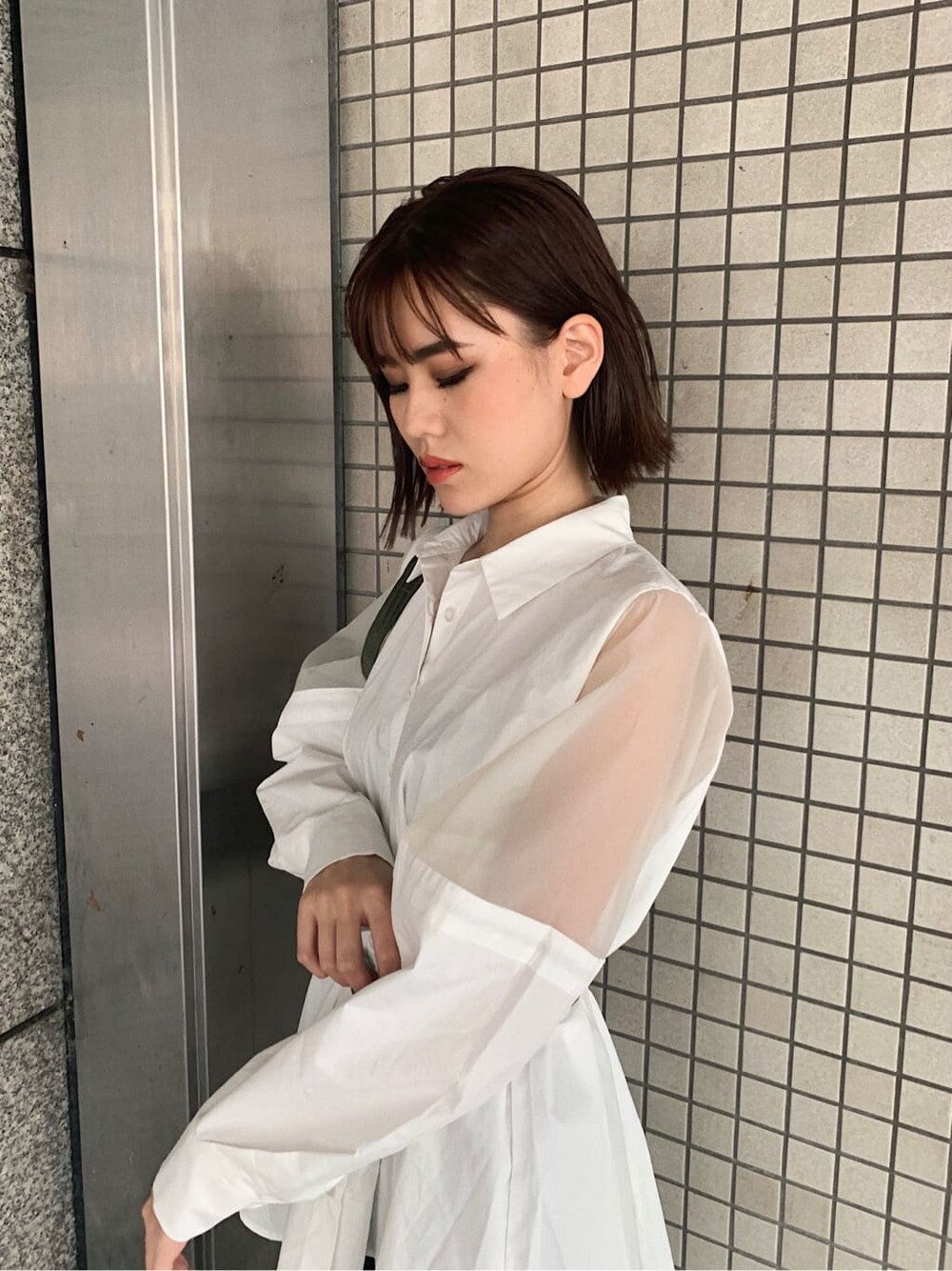 ブラック系のその他パンツ、ブラック系のサンダル、ホワイト系のシャツ/ブラウスを着用したレディースの夏コーディネートの5枚目の写真