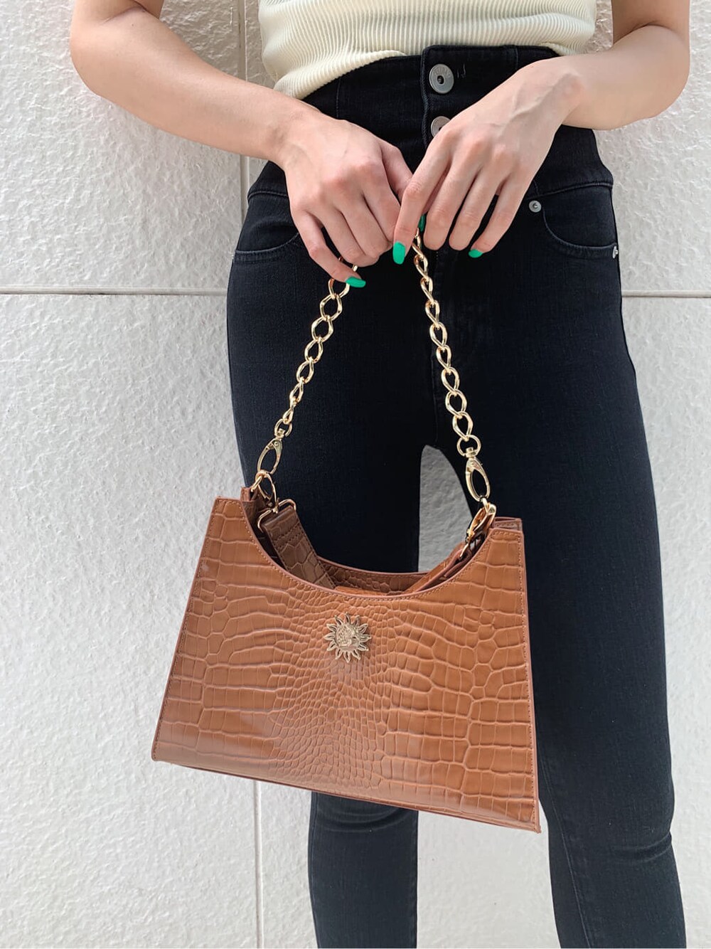 ブラック系のサンダル、ホワイト系のTシャツ/カットソーを着用したレディースの夏コーディネートの8枚目の写真