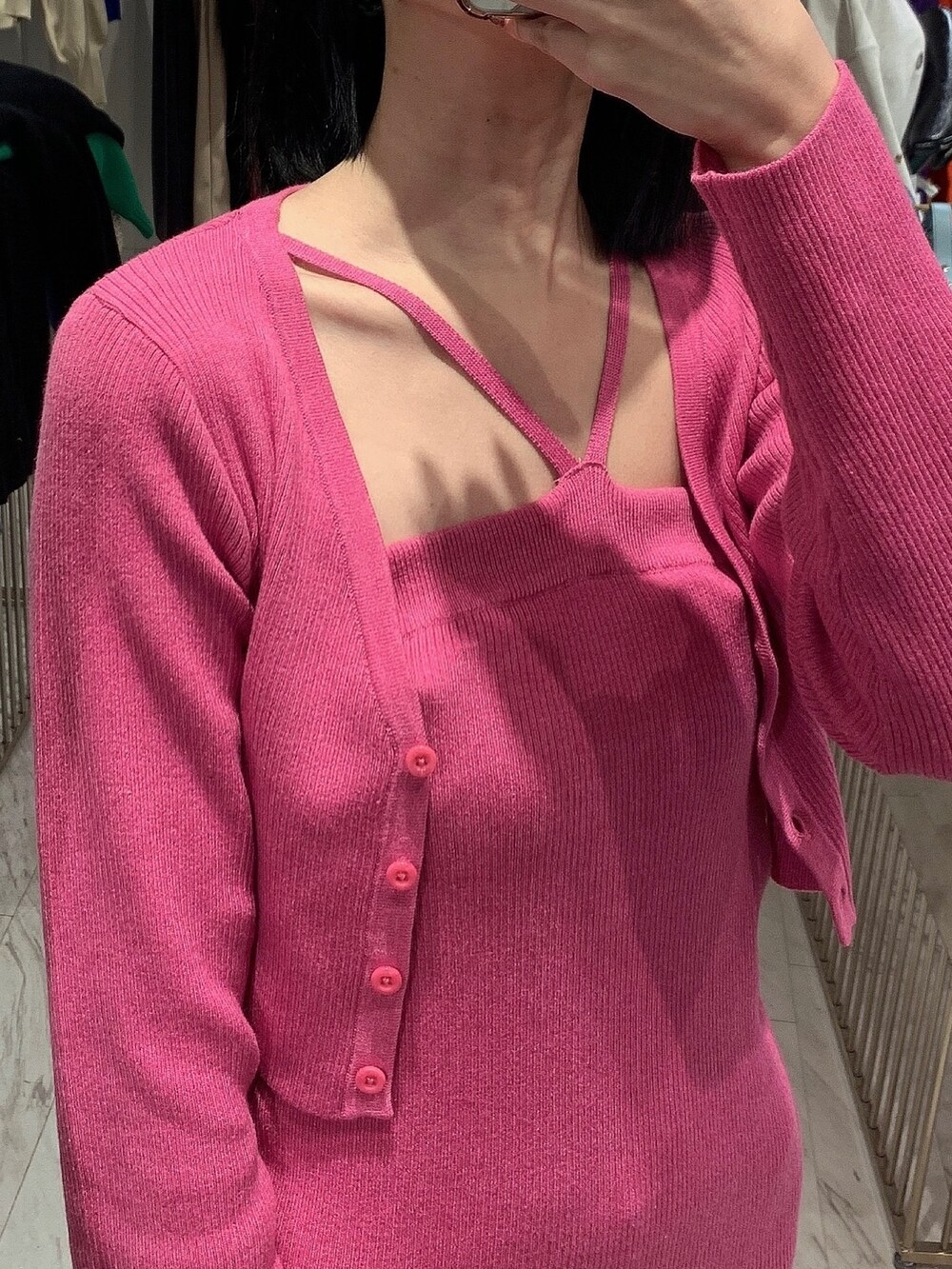 ホワイト系のハンドバッグ、ピンク系のワンピース、ブラック系のブーツを着用したレディースの冬コーディネートの4枚目の写真