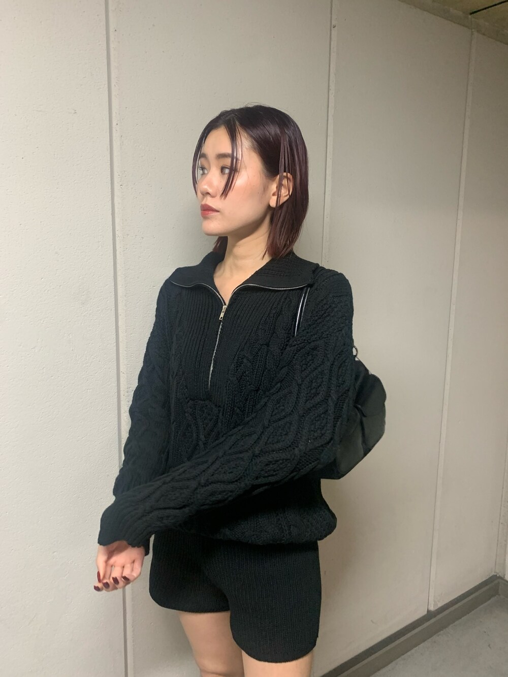 ブラック系のニット/セーター、ブラック系のハンドバッグ、ブラック系のその他パンツを着用したレディースの秋コーディネートの4枚目の写真