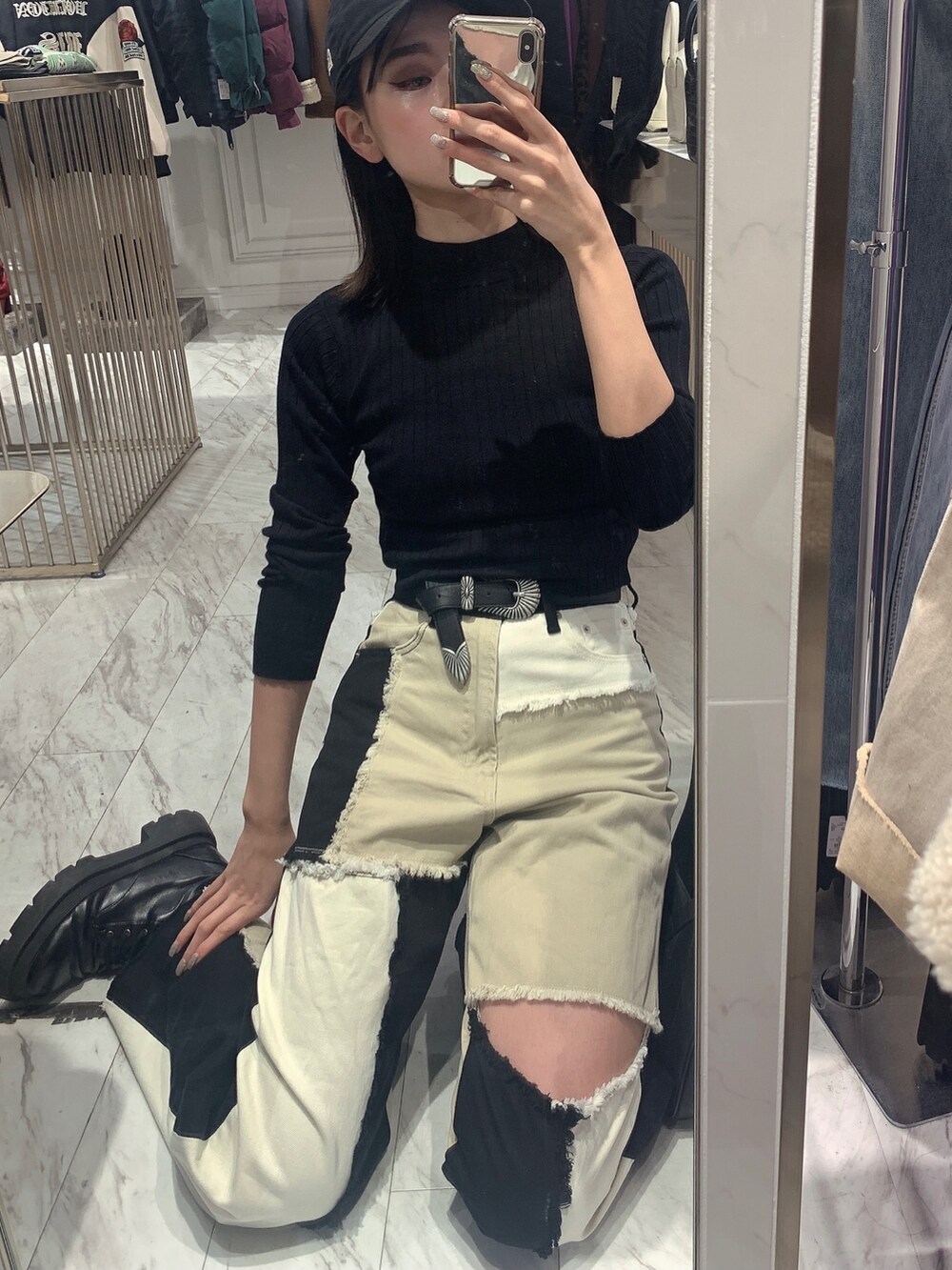 ブラック系のデニムパンツ、ブラック系のニット/セーター、ブラック系のブーツを着用したレディースの冬コーディネートの7枚目の写真