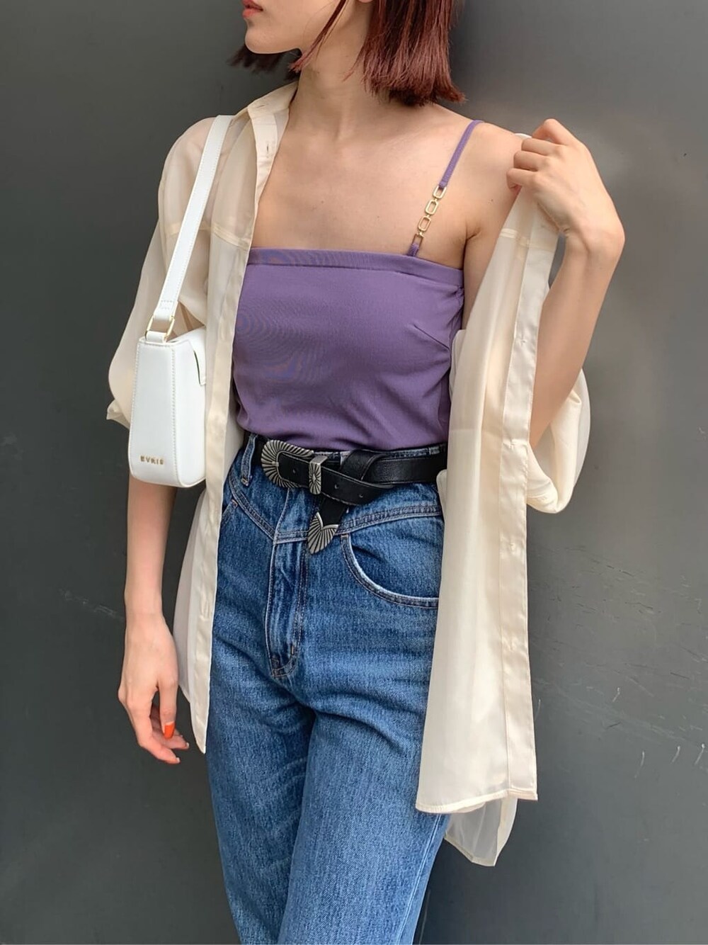 ホワイト系のシャツ/ブラウス、ホワイト系のショルダーバッグ、パープル系のキャミソールを着用したレディースの春コーディネートの3枚目の写真