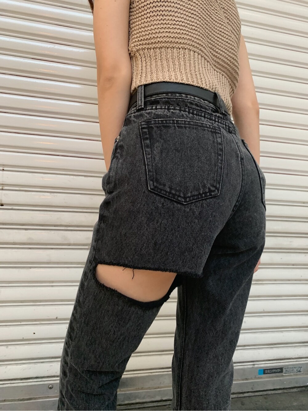 ブラック系のサンダル、ブラック系のデニムパンツ、ベージュ系のタンクトップを着用したレディースの春コーディネートの8枚目の写真