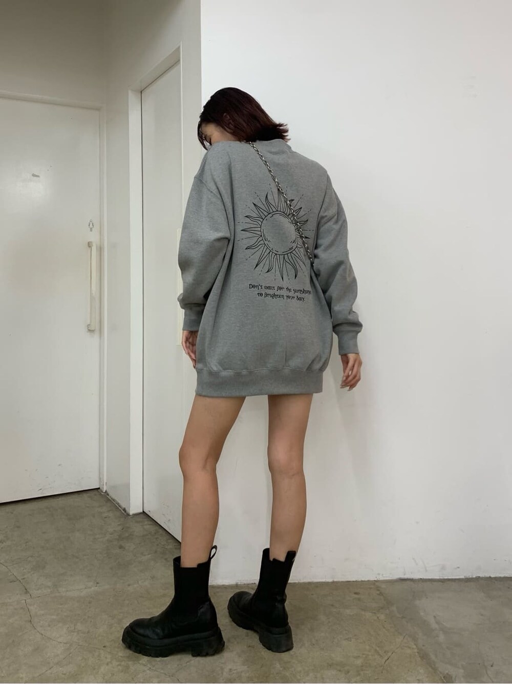 ブラック系のブーツ、グレー系のスウェット、ブラック系のブルゾンを着用したレディースの秋コーディネートの2枚目の写真