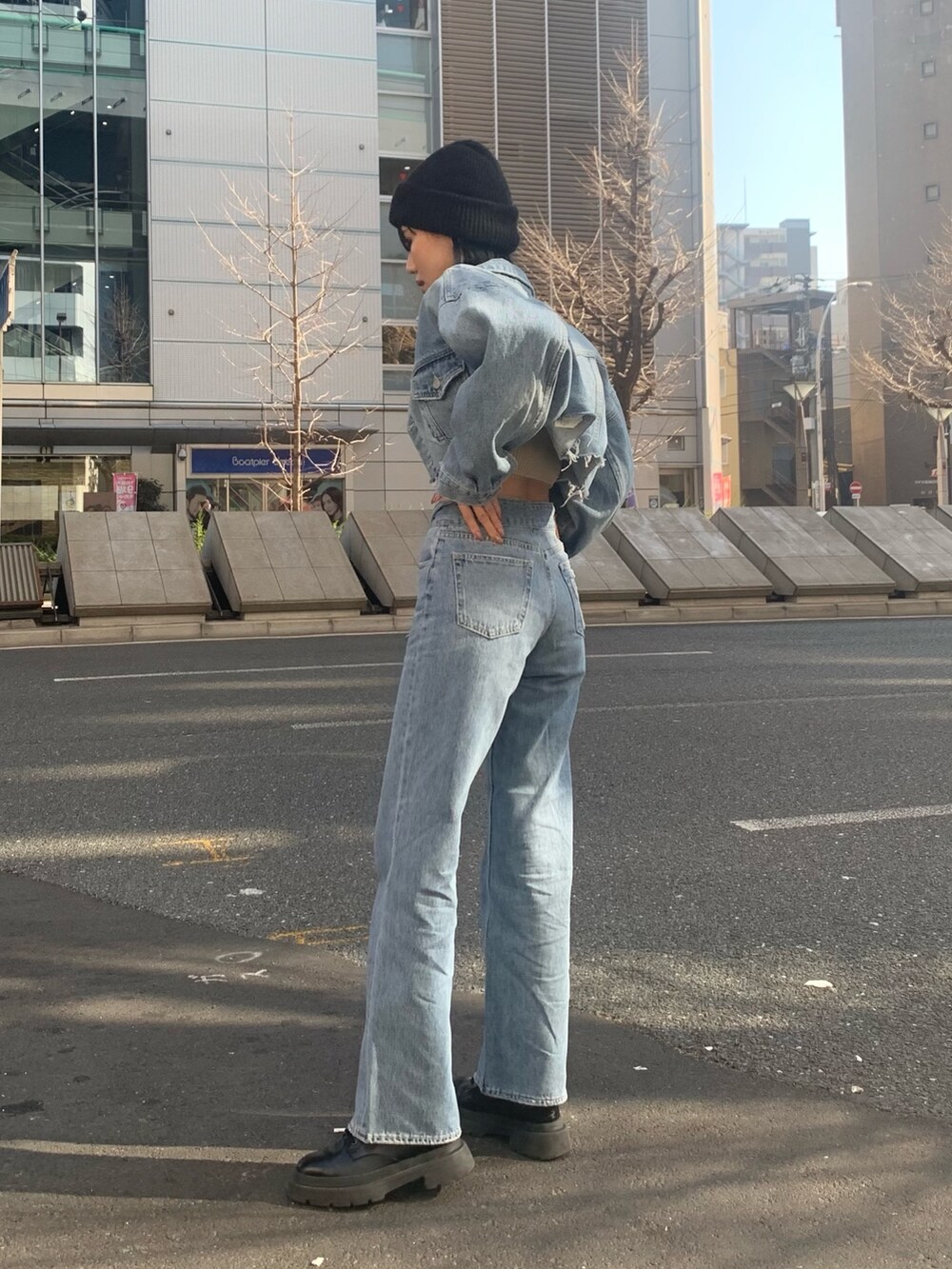 ブルー系のデニムパンツ、ブルー系のデニムジャケット、ホワイト系のカーディガン/ボレロを着用したレディースの冬コーディネートの2枚目の写真
