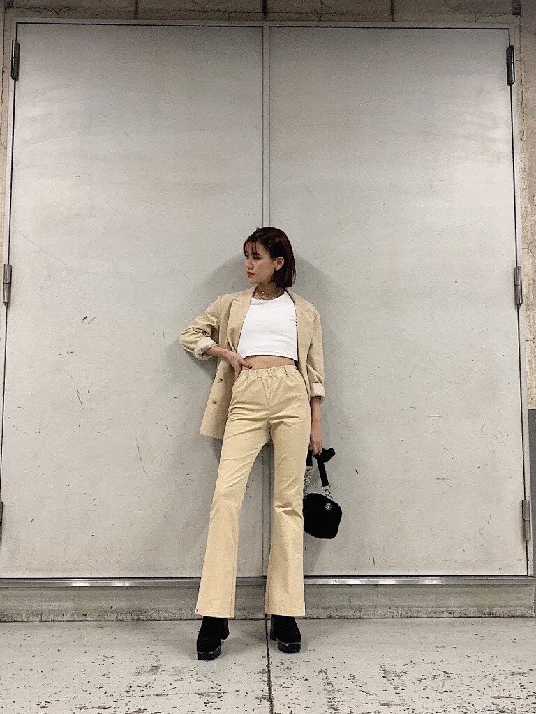 ホワイト系のテーラードジャケット、ホワイト系のその他パンツ、ゴールド系のネックレスを着用したレディースの秋コーディネートの2枚目の写真