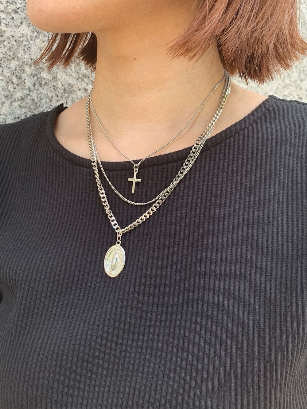 ブラック系のスカート、ブラック系のTシャツ/カットソー、ブラック系のサンダルを着用したレディースの夏コーディネートの8枚目の写真