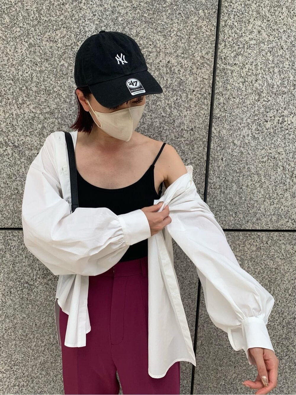 ブラック系のキャミソール、ブラック系のショルダーバッグ、ピンク系のその他パンツを着用したレディースの夏コーディネートの5枚目の写真