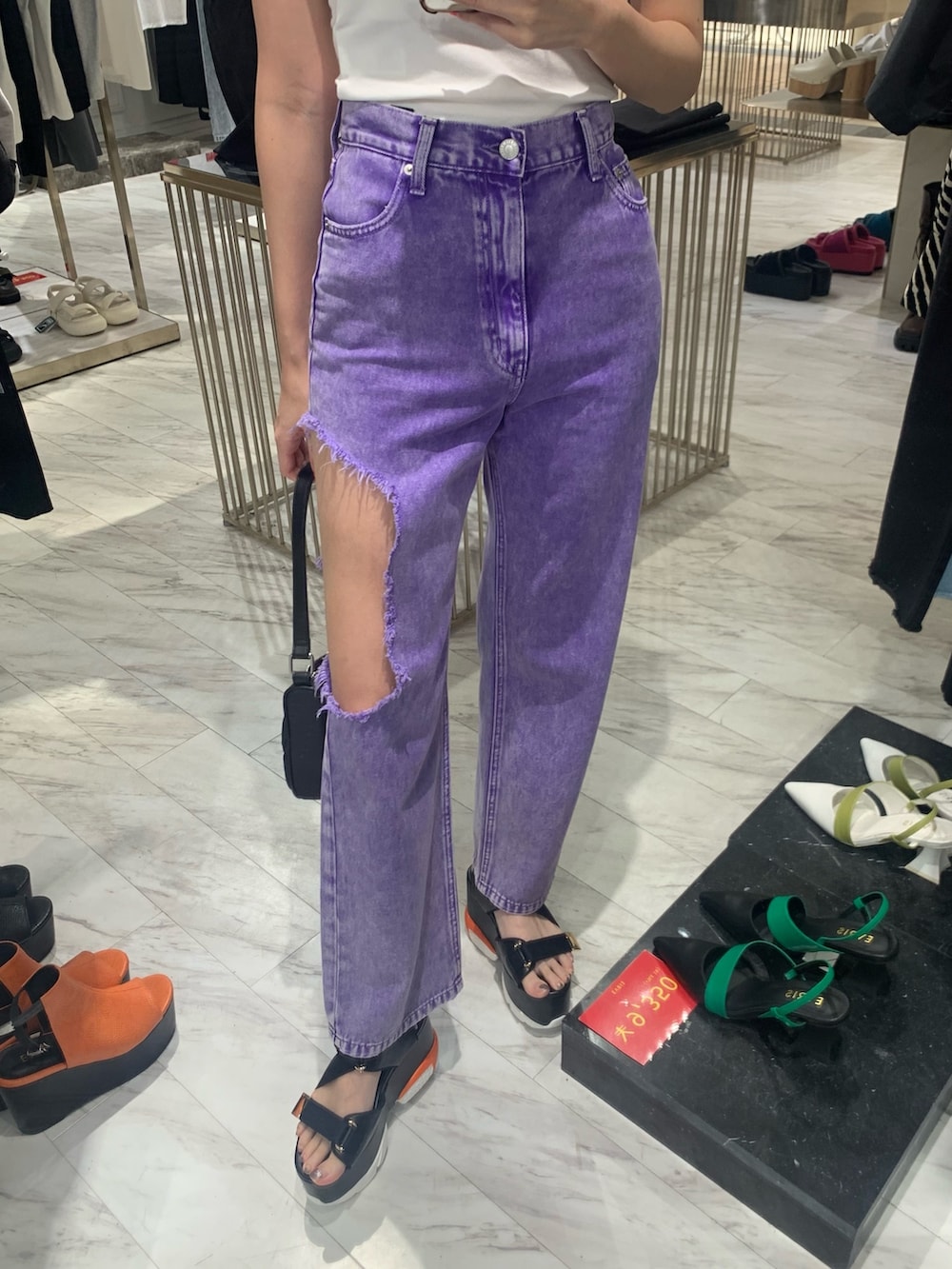 ホワイト系のキャミソール、パープル系のデニムパンツ、ブラック系のサンダルを着用したレディースの夏コーディネートの5枚目の写真