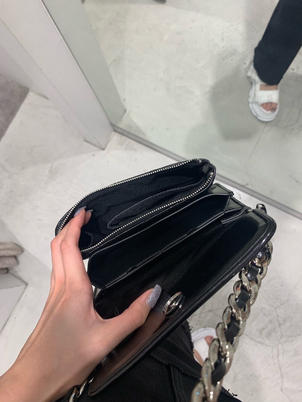 ブラック系のチューブトップ、ブラック系のデニムパンツ、ブラック系のショルダーバッグを着用したレディースの夏コーディネートの7枚目の写真