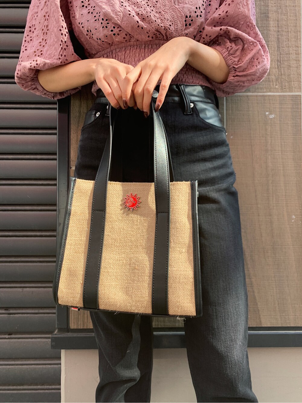 ピンク系のシャツ/ブラウス、ブラック系のデニムパンツ、ブラック系のキャミソールを着用したレディースの春コーディネートの7枚目の写真