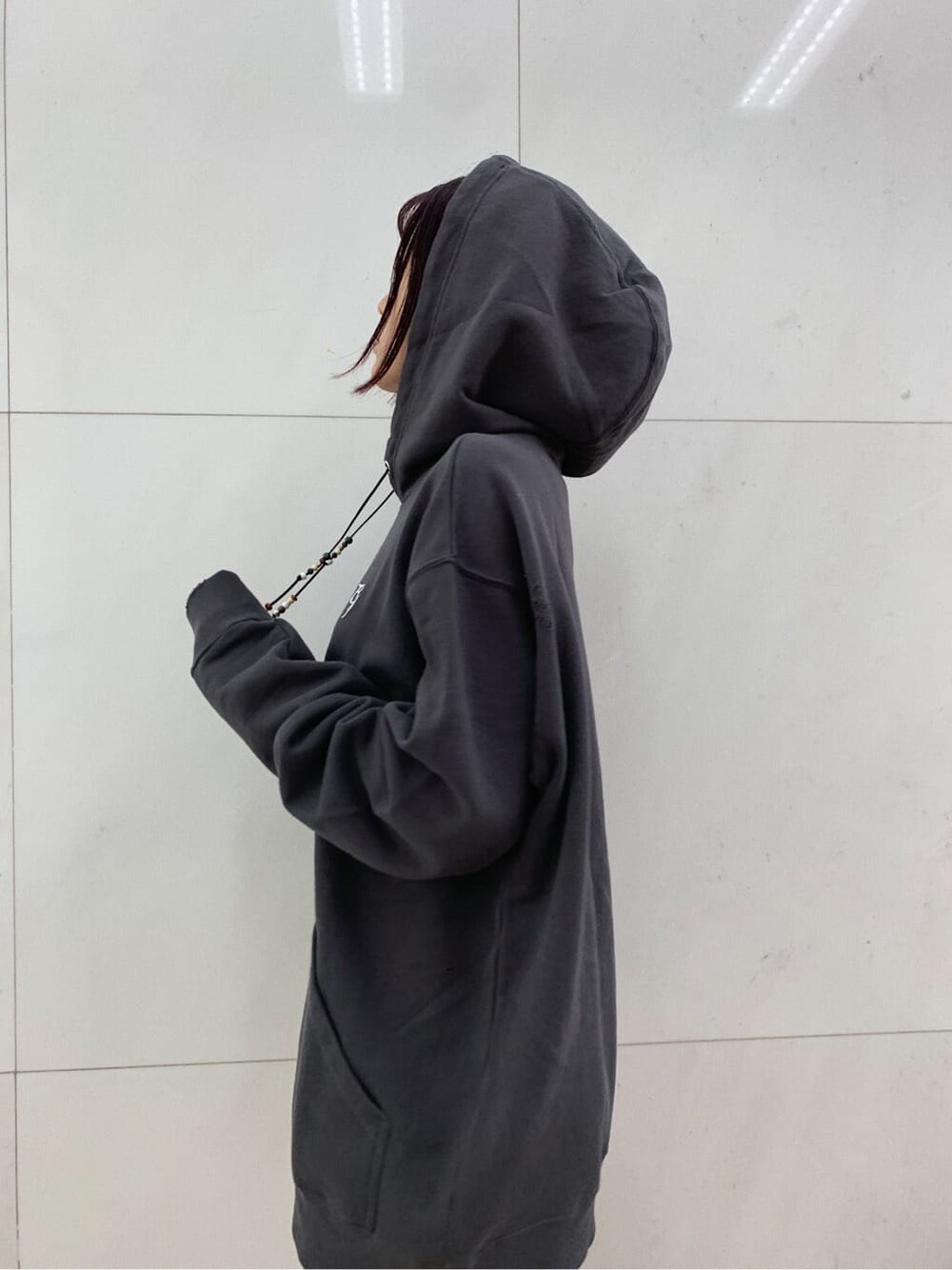 ブラック系のハンドバッグ、ブラック系のその他パンツ、グレー系のパーカーを着用したレディースの秋コーディネートの3枚目の写真