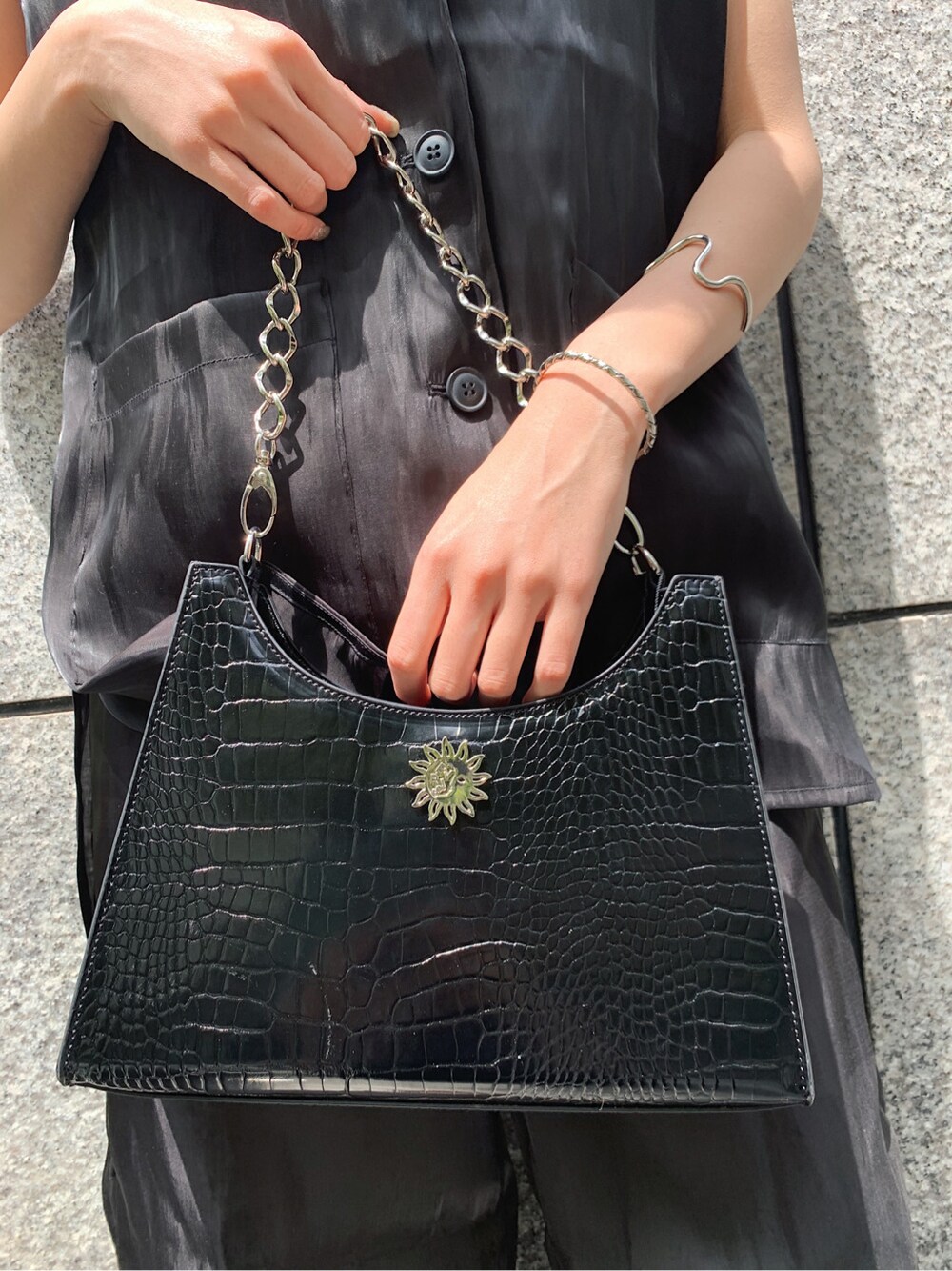 ブラック系のその他パンツ、ブラック系のテーラードジャケット、ブラック系のサンダルを着用したレディースの春コーディネートの10枚目の写真