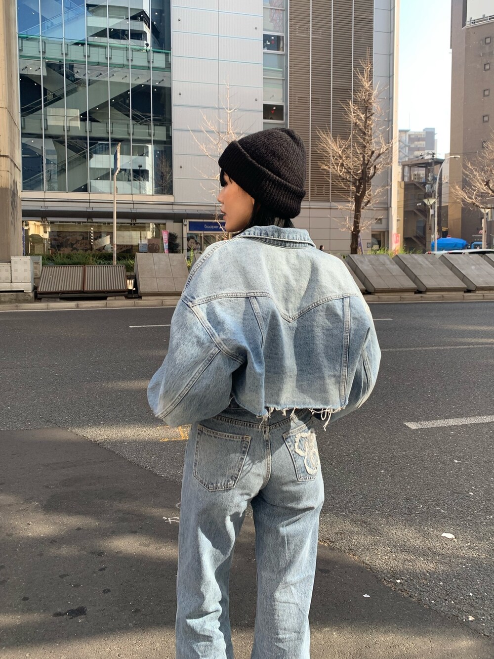 ブルー系のデニムパンツ、ブルー系のデニムジャケット、ホワイト系のカーディガン/ボレロを着用したレディースの冬コーディネートの5枚目の写真