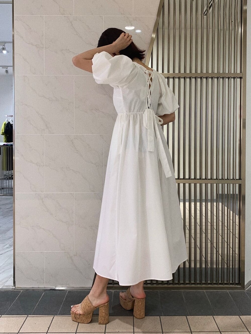 ホワイト系のワンピース、ブラック系のショルダーバッグ、その他のサンダルを着用したレディースの春コーディネートの2枚目の写真