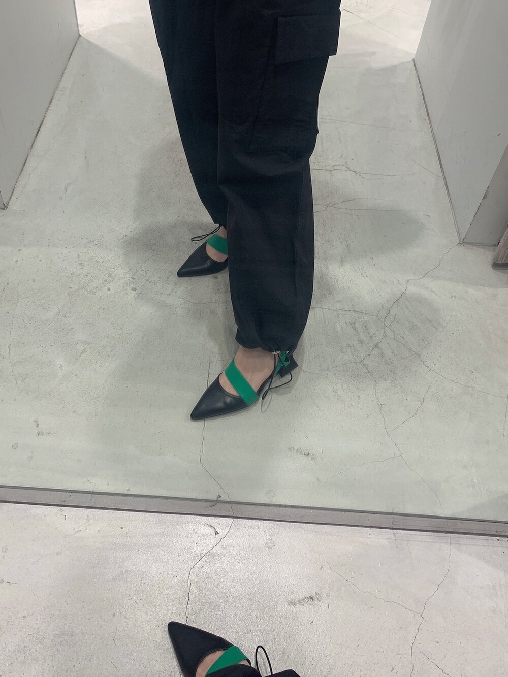 ブラック系のサンダル、ブラック系のTシャツ/カットソー、ブラック系のショルダーバッグを着用したレディースの春コーディネートの7枚目の写真