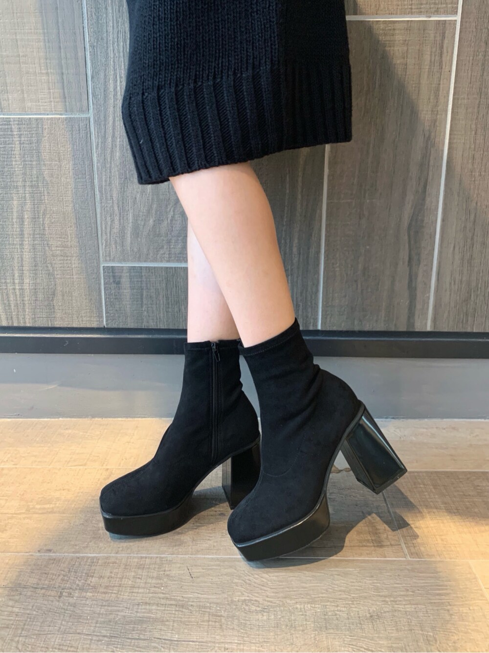 ブラック系のワンピース、ブラック系のベルトを着用したレディースの冬コーディネートの6枚目の写真