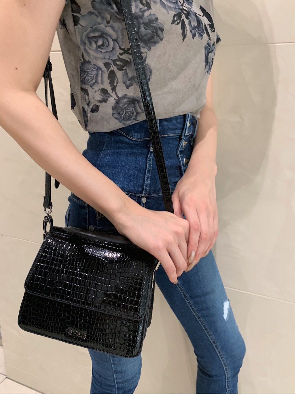 ブルー系のデニムパンツ、ブラック系のサンダルを着用したレディースの春コーディネートの6枚目の写真