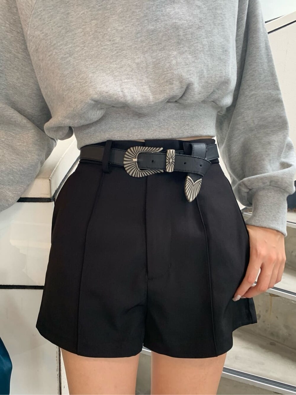 ブラック系のブーツ、ブルー系のハンドバッグ、グレー系のスウェットを着用したレディースの秋コーディネートの6枚目の写真