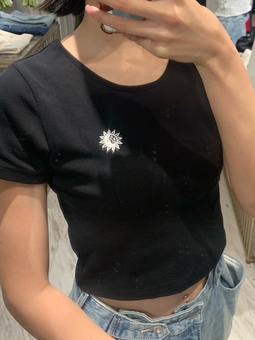 ブラック系のTシャツ/カットソー、ブルー系のデニムパンツ、ブラック系のブーツを着用したレディースの春コーディネートの4枚目の写真