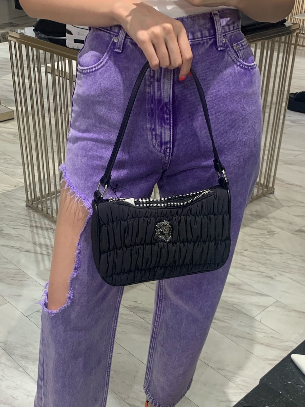 ホワイト系のキャミソール、パープル系のデニムパンツ、ブラック系のサンダルを着用したレディースの夏コーディネートの6枚目の写真