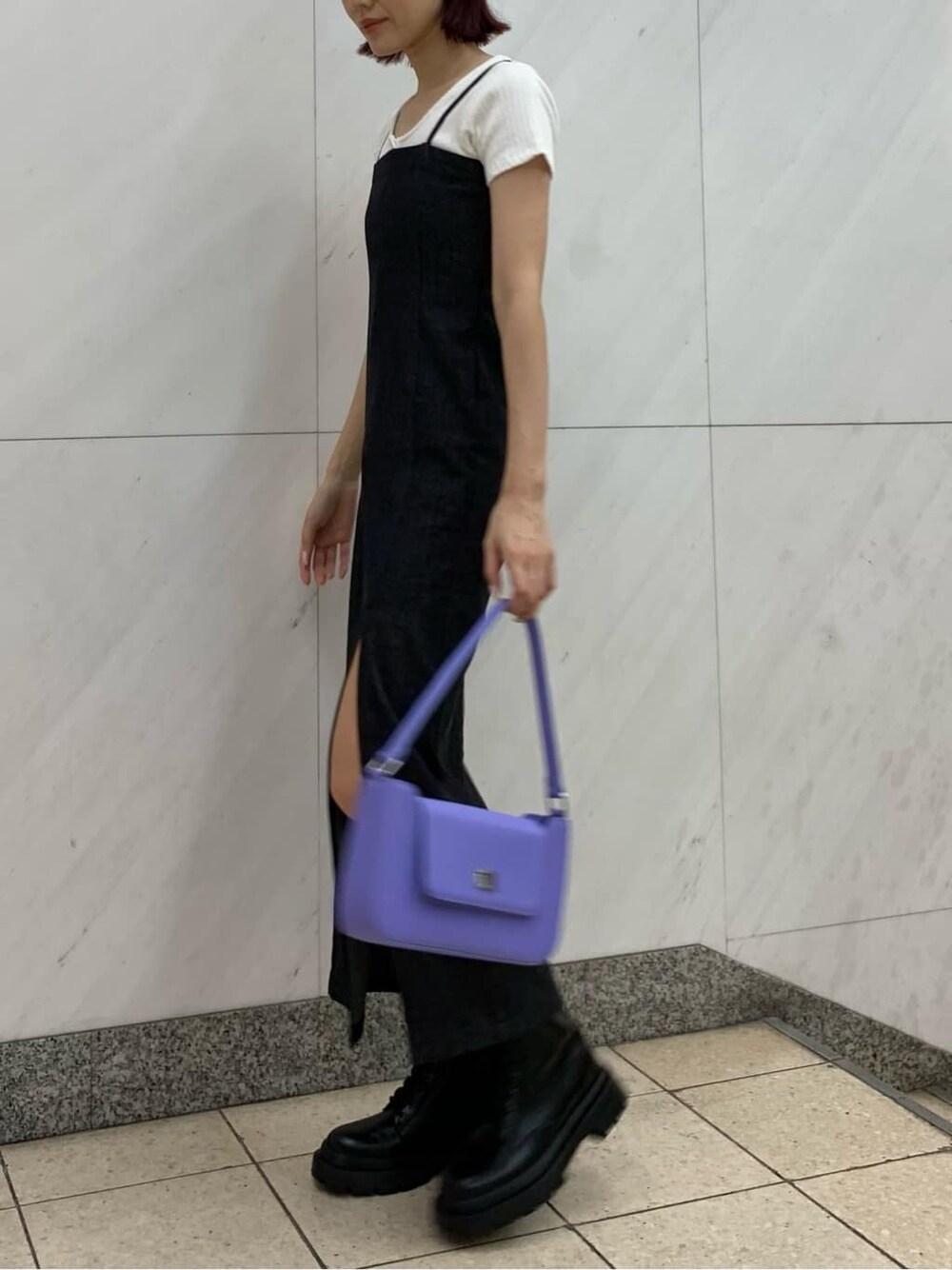 ホワイト系のTシャツ/カットソー、ブラック系のワンピース、パープル系のショルダーバッグを着用したレディースの夏コーディネートの2枚目の写真