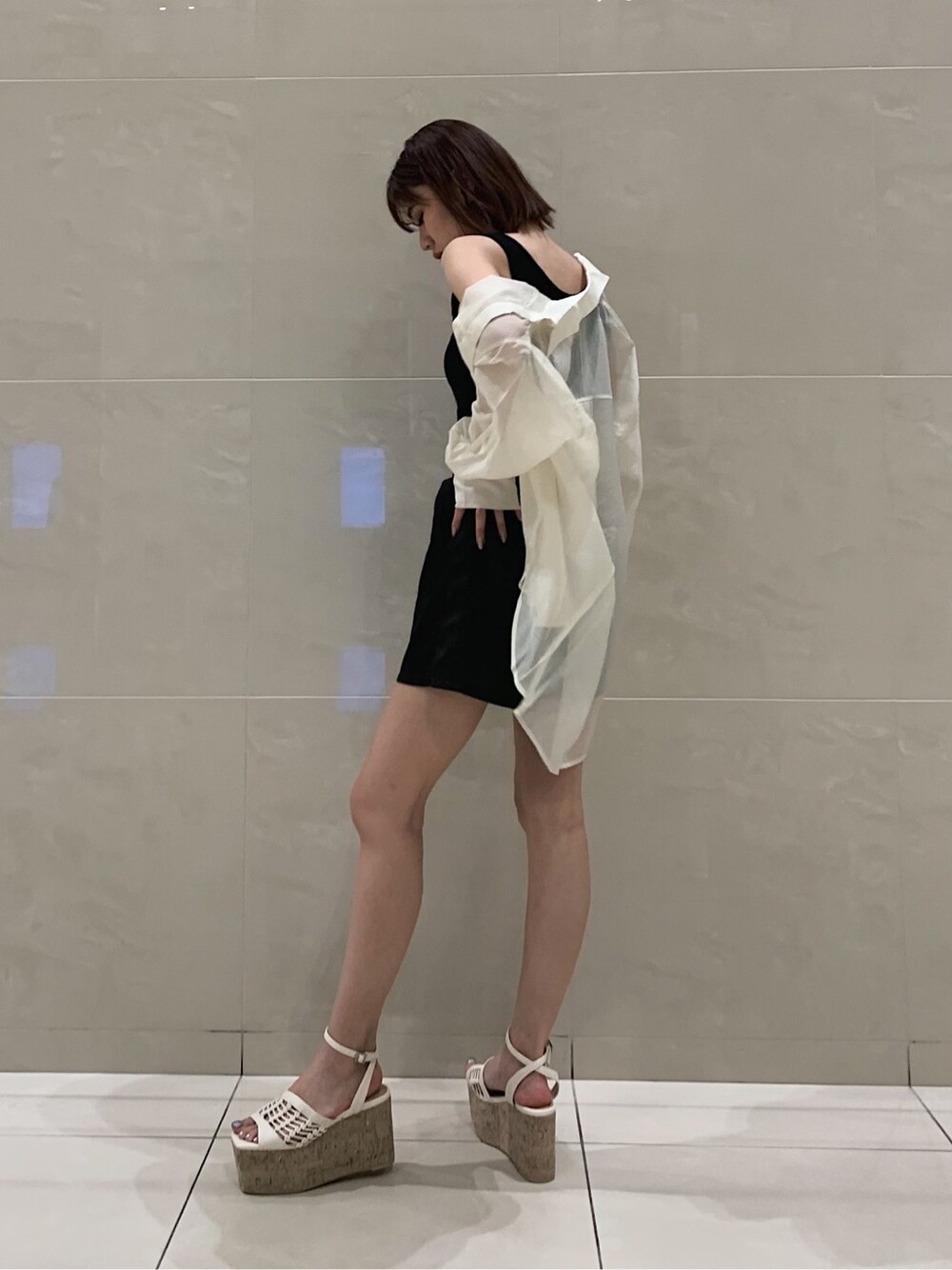 ブラック系のその他パンツ、ホワイト系のシャツ/ブラウス、ブラック系のタンクトップを着用したレディースの春コーディネートの2枚目の写真