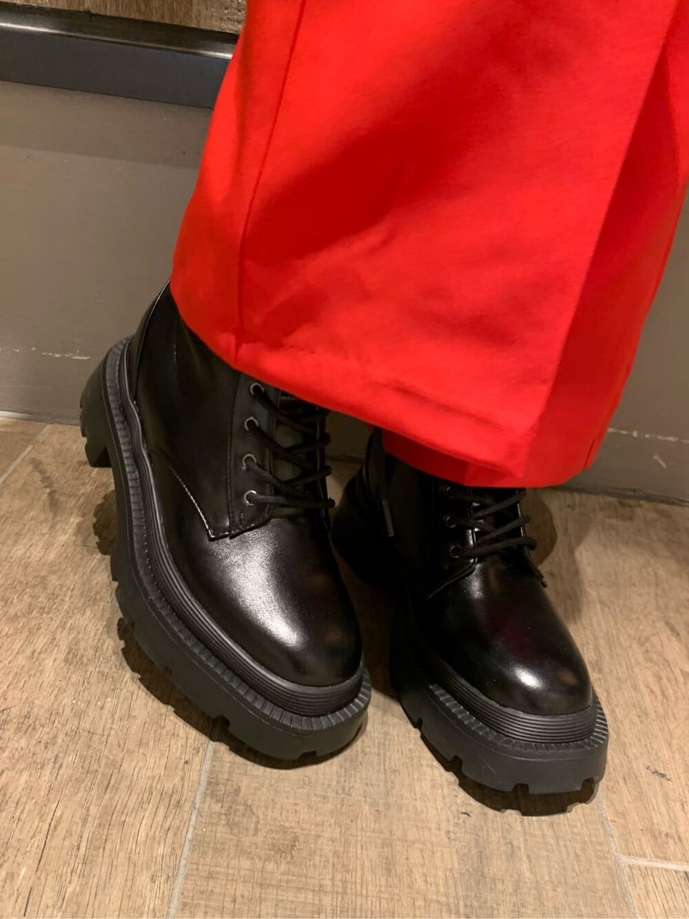 レッド系のその他パンツ、ブラック系のショルダーバッグ、ブラック系のブーツを着用したレディースの夏コーディネートの8枚目の写真