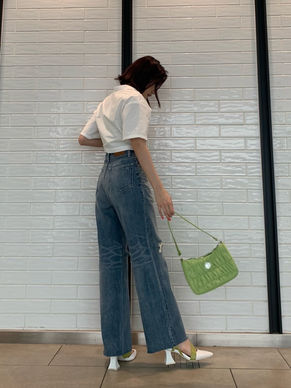 ホワイト系のシャツ/ブラウス、グリーン系のキャミソール、グリーン系のハンドバッグを着用したレディースの夏コーディネートの4枚目の写真