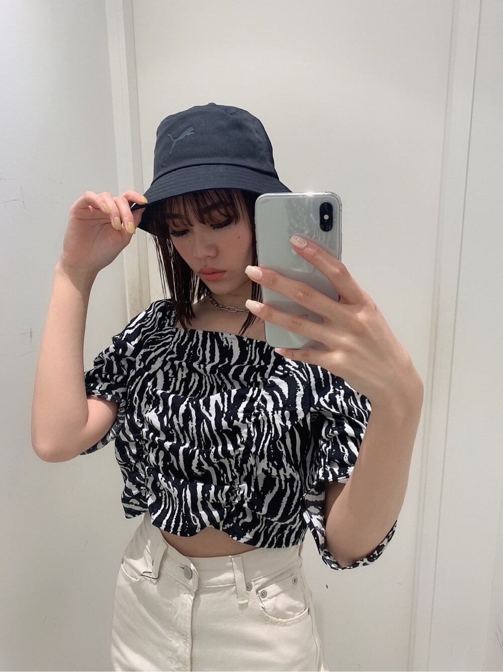 その他のシャツ/ブラウス、ホワイト系のデニムパンツを着用したレディースの春コーディネートの6枚目の写真