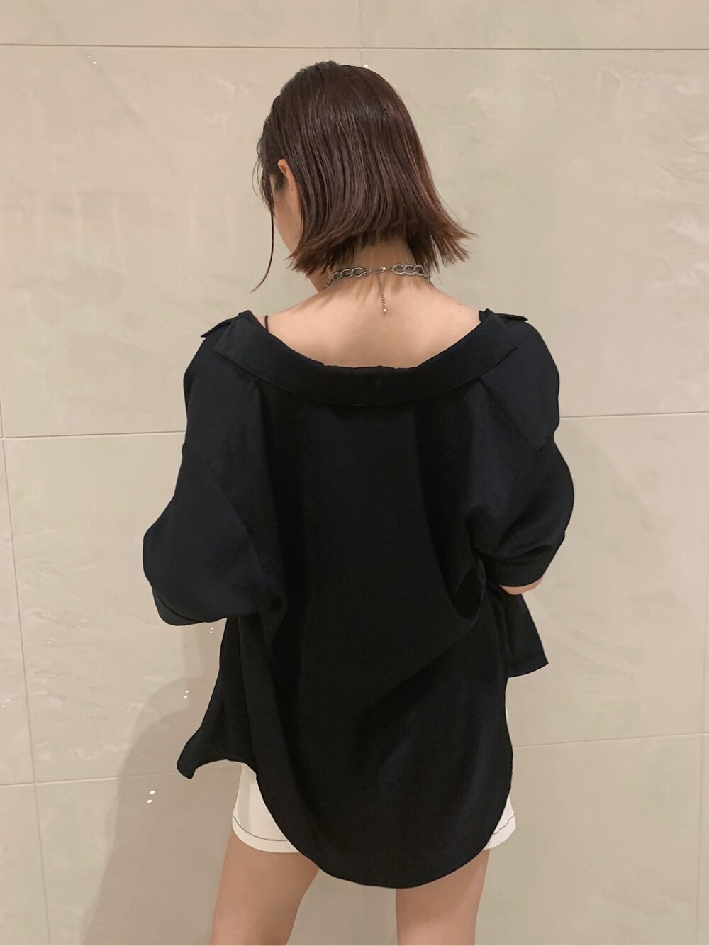 ホワイト系のスカート、ブラック系のサンダル、ブラック系のシャツ/ブラウスを着用したレディースの春コーディネートの6枚目の写真