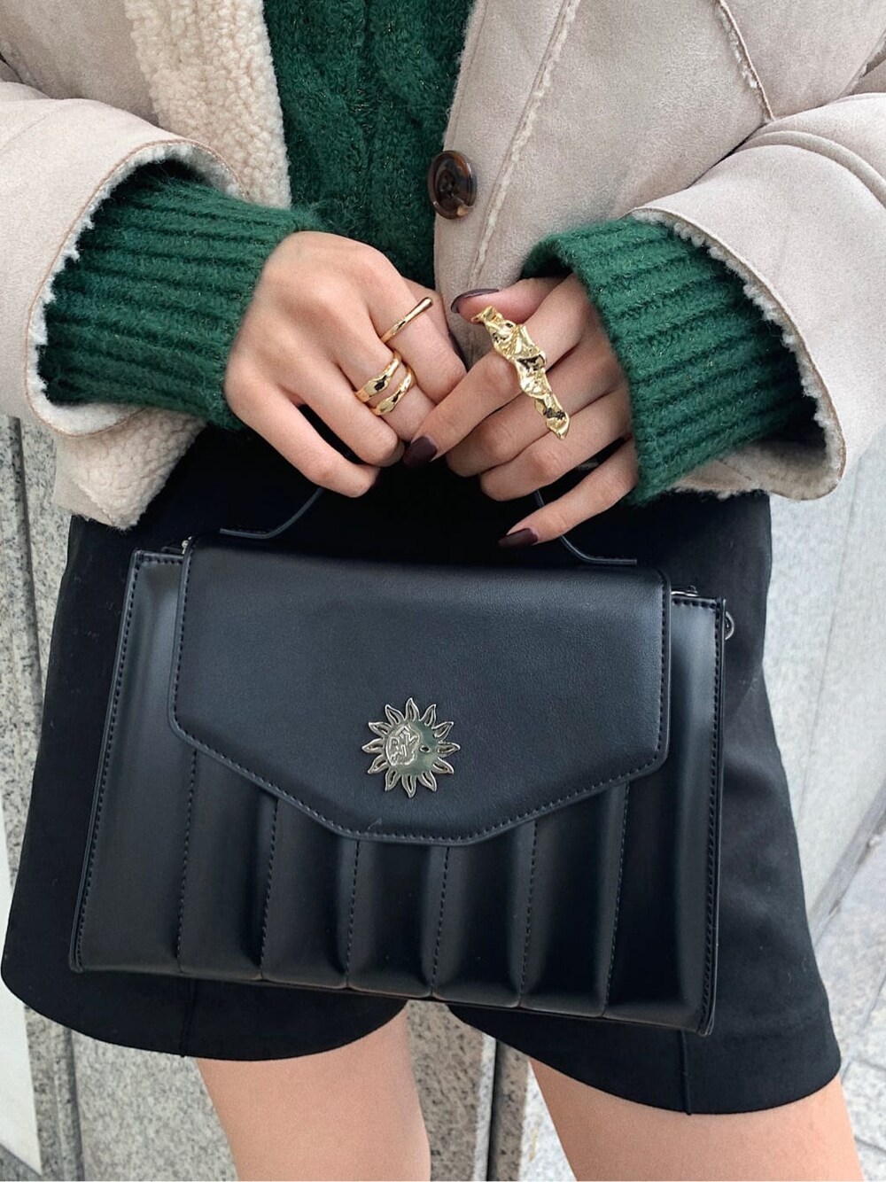 ブラック系のブーツ、ブラック系のその他パンツ、グリーン系のニット/セーターを着用したレディースの秋コーディネートの8枚目の写真