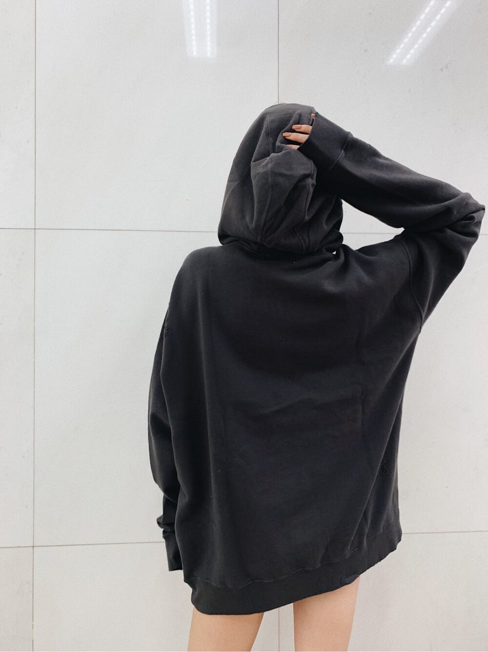 ブラック系のハンドバッグ、ブラック系のその他パンツ、グレー系のパーカーを着用したレディースの秋コーディネートの4枚目の写真