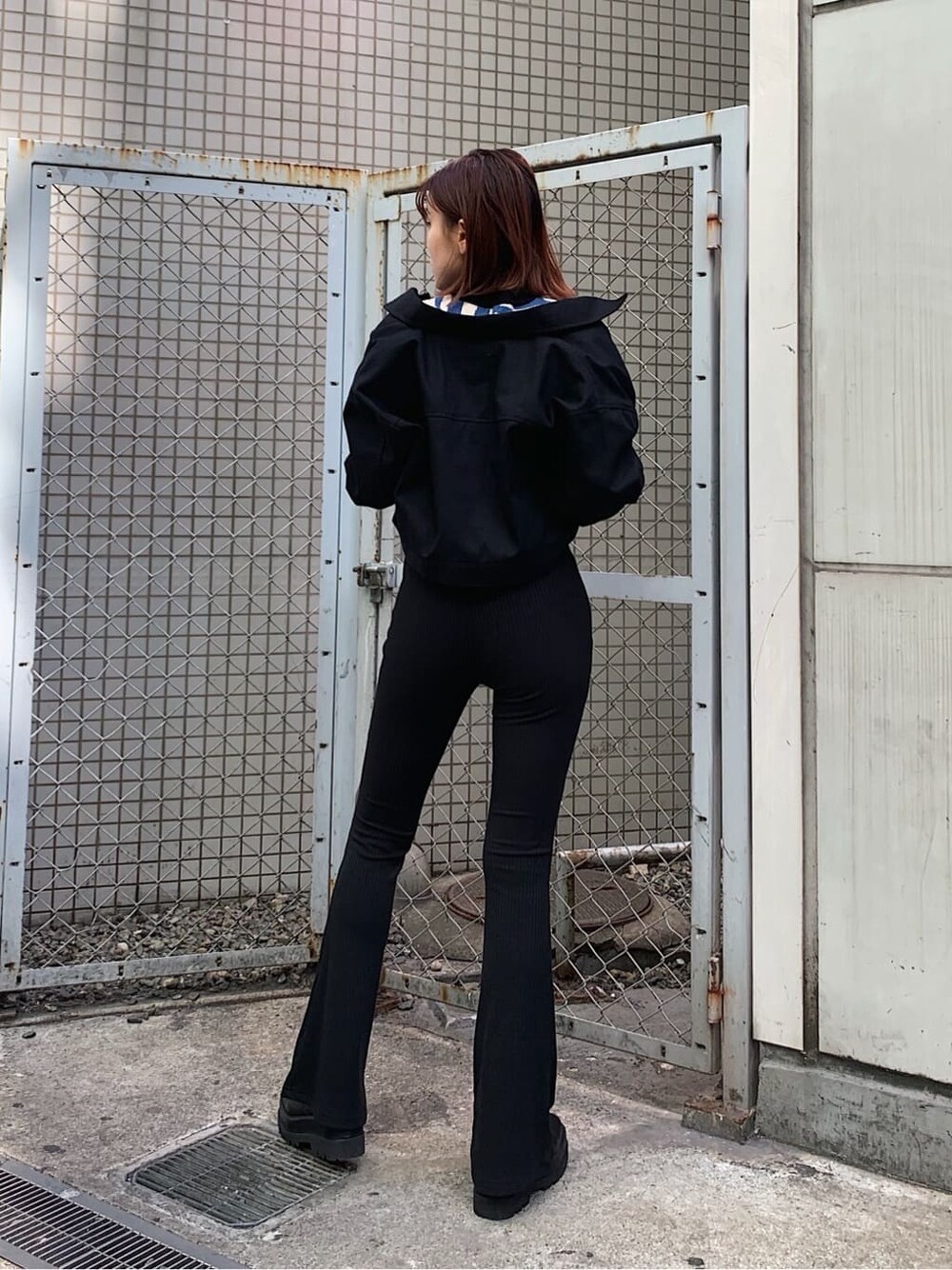 ブラック系のその他パンツ、ブラック系のブーツ、ブルー系のニット/セーターを着用したレディースの春コーディネートの3枚目の写真