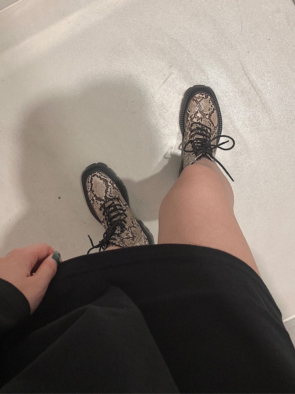 その他のブーツ、ベージュ系のデニムパンツ、ブラック系のTシャツ/カットソーを着用したレディースの夏コーディネートの4枚目の写真