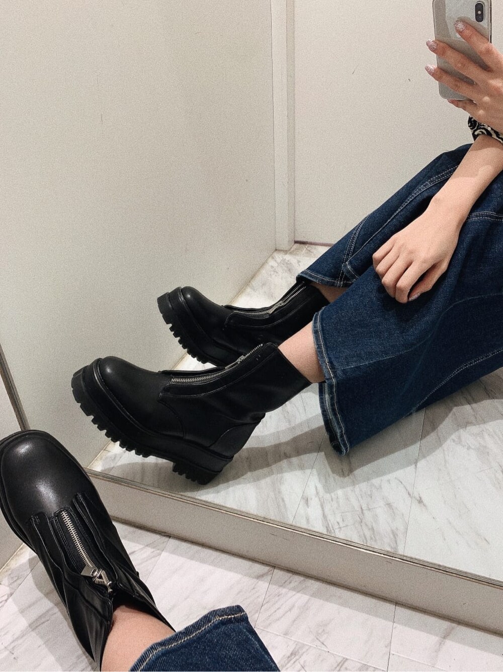 その他のシャツ/ブラウス、ブラック系のブーツ、ブルー系のデニムスカートを着用したレディースの冬コーディネートの5枚目の写真