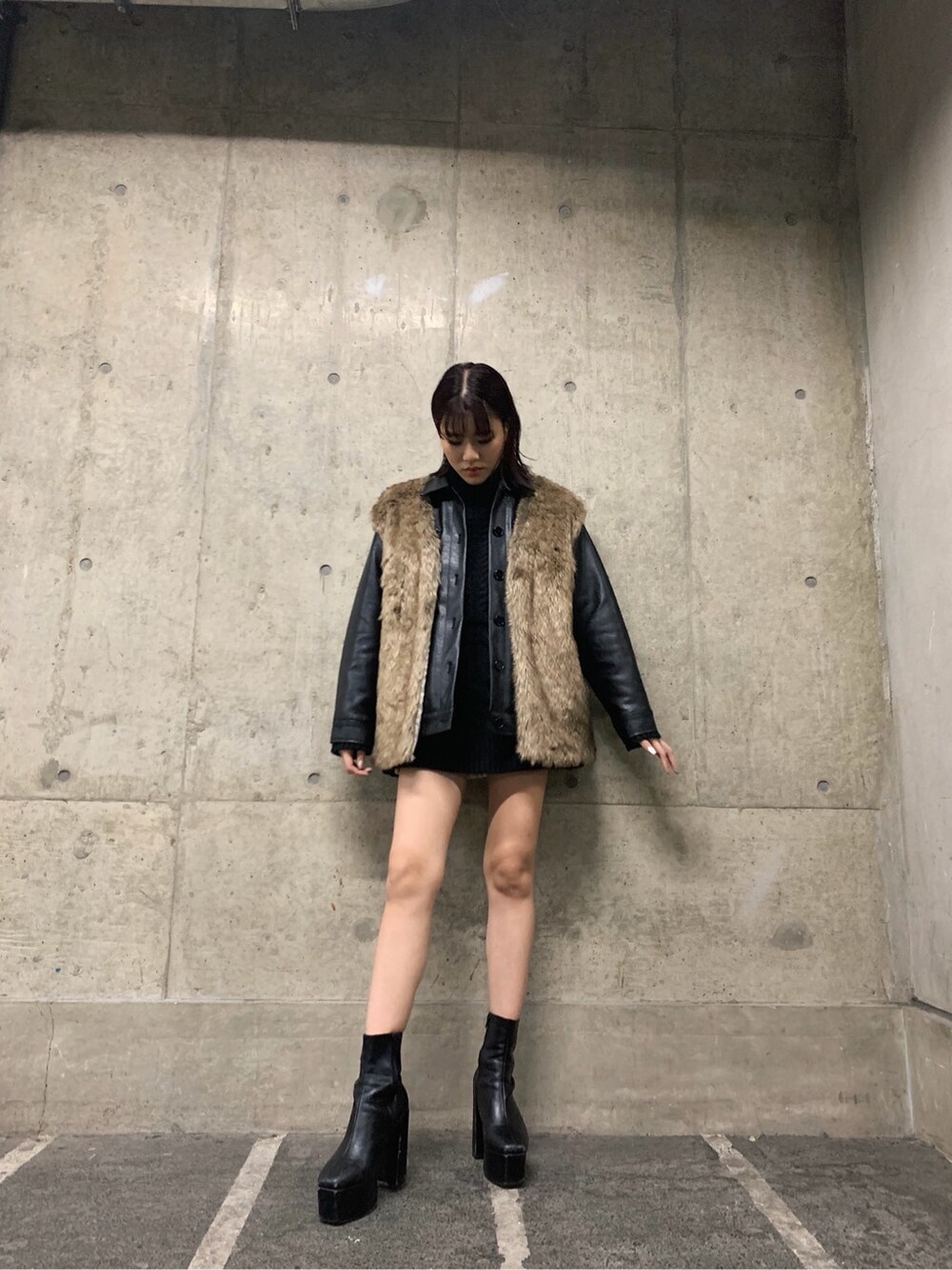 ブラウン系のショルダーバッグ、ブラック系のハットを着用したレディースの冬コーディネートの3枚目の写真