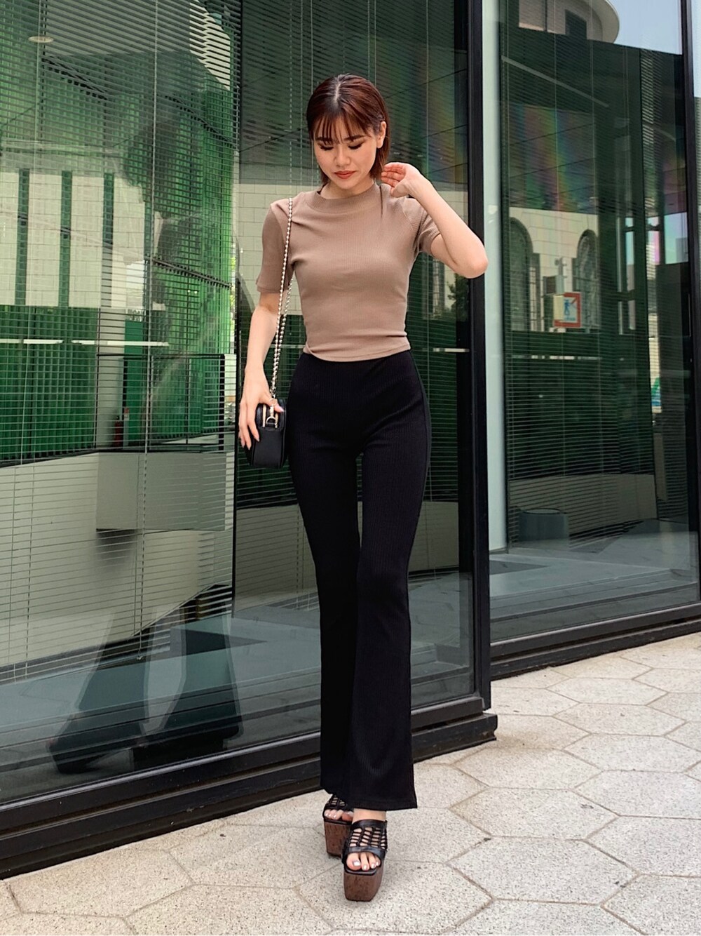 ブラック系のその他パンツ、ブラック系のサンダル、ブラウン系のTシャツ/カットソーを着用したレディースの春コーディネートの2枚目の写真