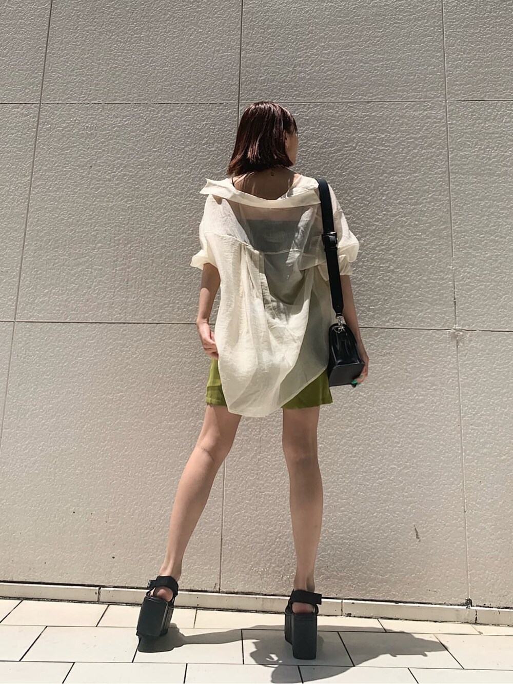 ホワイト系のシャツ/ブラウス、ブラック系のサンダル、グリーン系のその他パンツを着用したレディースの夏コーディネートの2枚目の写真