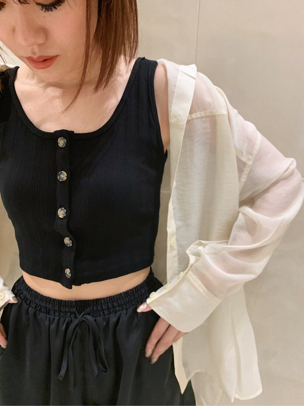 ブラック系のその他パンツ、ホワイト系のシャツ/ブラウス、ブラック系のタンクトップを着用したレディースの春コーディネートの5枚目の写真
