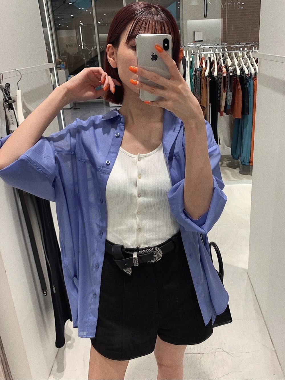 ホワイト系のTシャツ/カットソー、ブラック系のその他パンツ、ブラック系のショルダーバッグを着用したレディースの春コーディネートの3枚目の写真