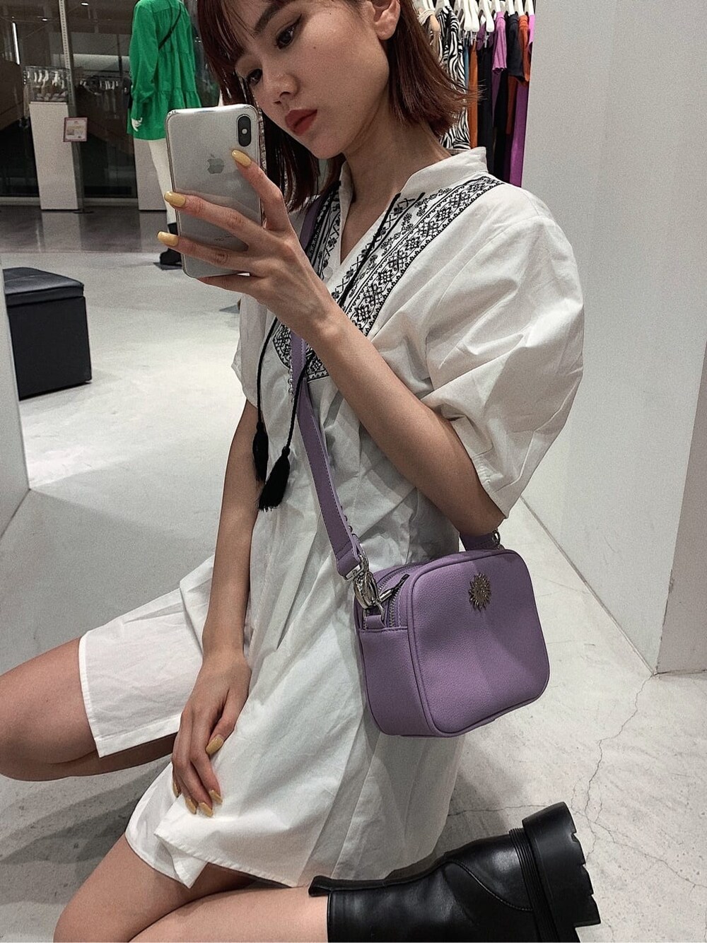 ブラック系のブーツ、ブラック系のその他パンツ、ホワイト系のワンピースを着用したレディースの春コーディネートの2枚目の写真